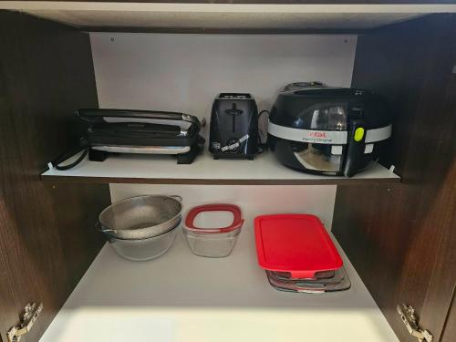 廚房, 4BR Townhouse 5-Min to DIX30 20-Min to Downtown in 布洛薩德