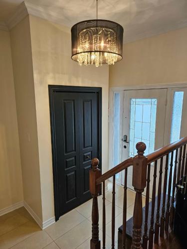 4BR Townhouse 5-Min to DIX30 20-Min to Downtown in 布洛薩德