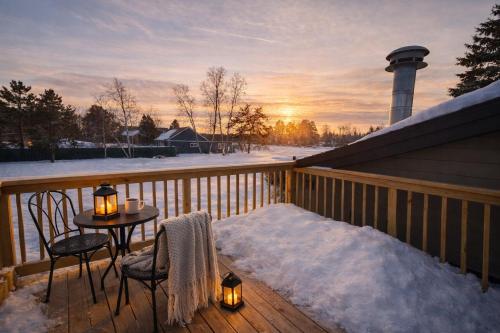 King Bed Jacuzzi Private Balcony by Gull Lake - image 14