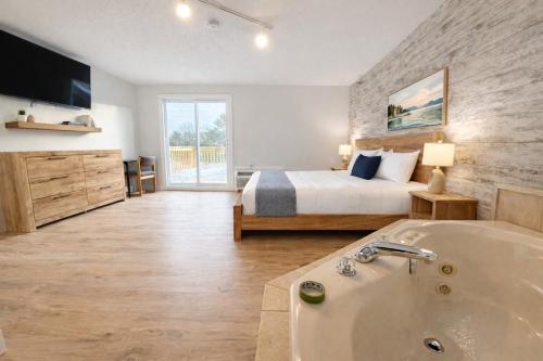 . King Bed, Jacuzzi, Private Balcony by Gull Lake