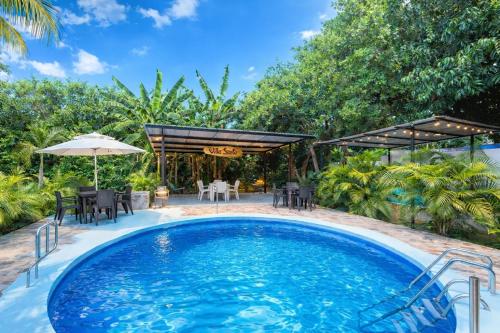 Villa Tranquila - Paraíso Privado con Piscina y Amplios Espacios Naturales con Casa Campestre