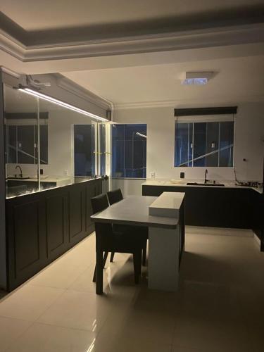Reveillon em BC Apto 3 Quartos Garagem e Churrasqueira I 1,5 km da Praia – khách sạn tại Aririba