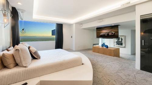 Camelback Mountain Luxury Pool, Golf, & Views in Paradise Valley