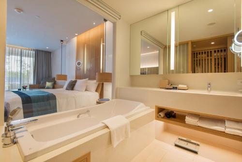 room detail thumbnail 2