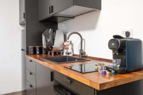 Margalit Luxury Suite - Heated Pool, Jacuzzi & BBQ in נהריה