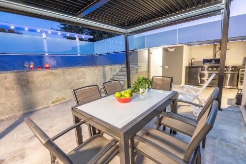 Margalit Luxury Suite - Heated Pool, Jacuzzi & BBQ in נהריה