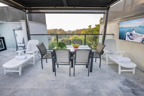 Margalit Luxury Suite - Heated Pool, Jacuzzi & BBQ in נהריה