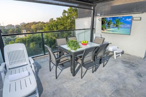 Margalit Luxury Suite - Heated Pool, Jacuzzi & BBQ in נהריה