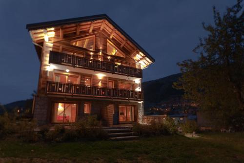 Apartment with Mountain View