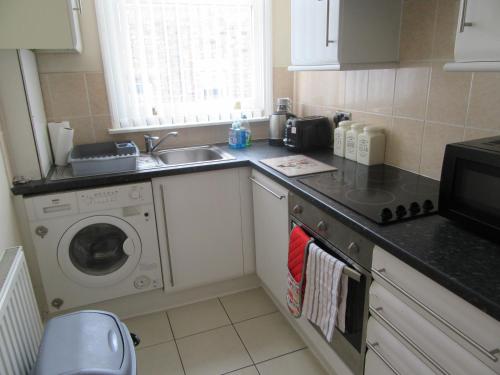 No 9 - LARGE 1 BED NEAR SEFTON PARK AND LARK LANE