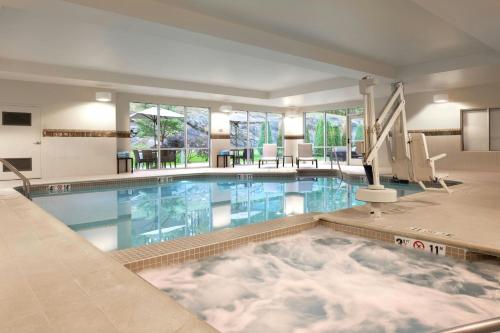Úszómedence, Courtyard by Marriott Lenox Berkshires in Lenox (Massachusetts)