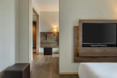 1 queen bed, 1 sofa bed