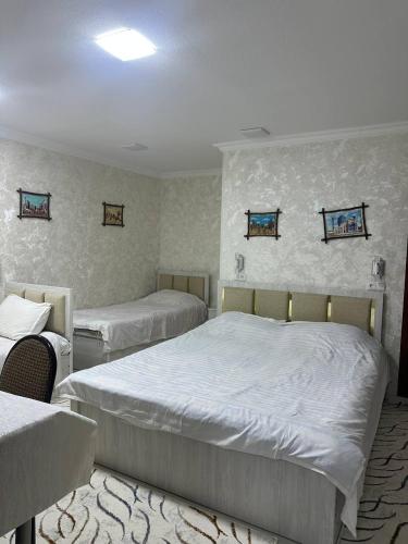 1 king bed, 2 twin beds