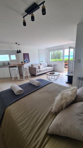 Monoambiente con deck y vista al lago en Playa Bonita
