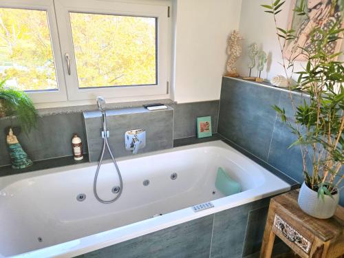 熱水浴缸, Jeanys Walhalla Suite in Donaustauf 11 km von Regensburg am Donauradweg in 多瑙施陶夫