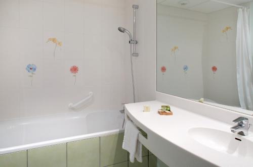 The Originals Boutique Hôtel Le Pariou Issoire (Qualys-Hotel) - main image