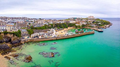 Cosy Cornish Cottage with Parking in St Newlyn East