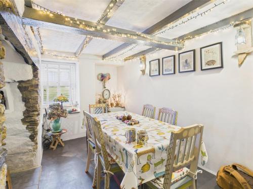 Cosy Cornish Cottage with Parking in St Newlyn East
