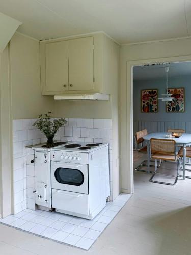 숙소 외관, Classic Swedish Wooden House Near Sea And Forest in 스뱅스타