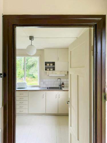 숙소 외관, Classic Swedish Wooden House Near Sea And Forest in 스뱅스타