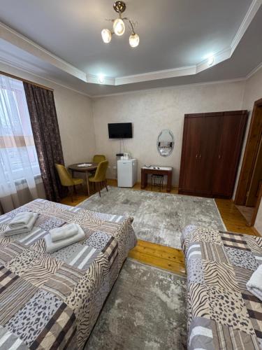 1 king bed, 1 twin bed