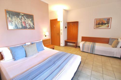 1 queen bed, 1 double bed