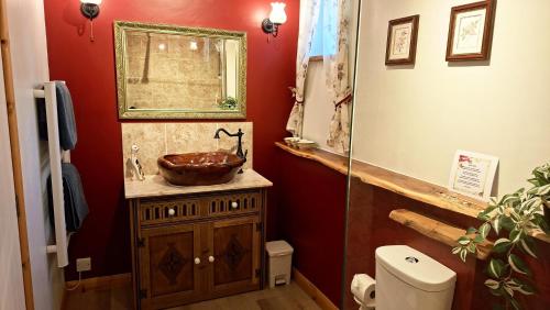 Wesley House Holidays - Quirky Cottage in 4 private acres - image 13