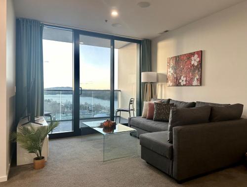 Lake Views Belconnen apartment with 2 bedrooms and sofa bed in بلكونين