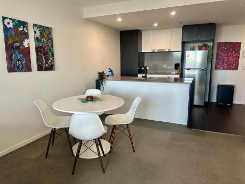 Lake Views Belconnen apartment with 2 bedrooms and sofa bed in بلكونين