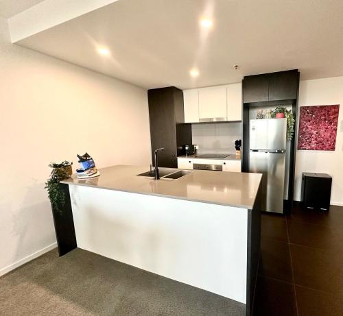 Lake Views Belconnen apartment with 2 bedrooms and sofa bed in بلكونين