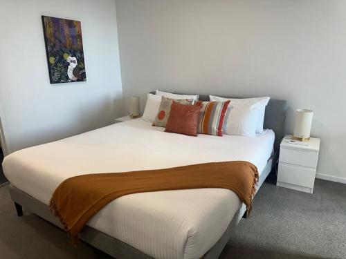 Lake Views Belconnen apartment with 2 bedrooms and sofa bed in بلكونين