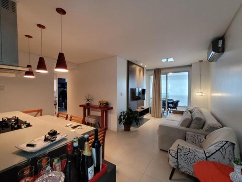 Apartamento 2q com piscina em condominio a uma quadra da praia – khách sạn tại Ingleses