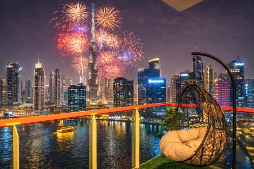Stunning Burj Khalifa & Lake View 2BR with GYM and Pool, Dubai