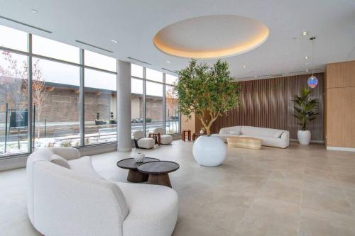 PET FRIENDLY CONDOS at FRIDAY HARBOUR in Innisfil (ON)