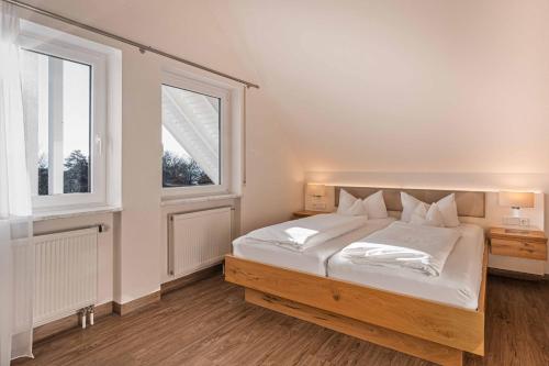1 queen bed, 1 sofa bed