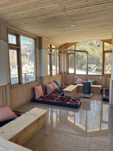 Iekārtas, Nesto Stay and Cafe, Shoja Jibhi in Jibhi