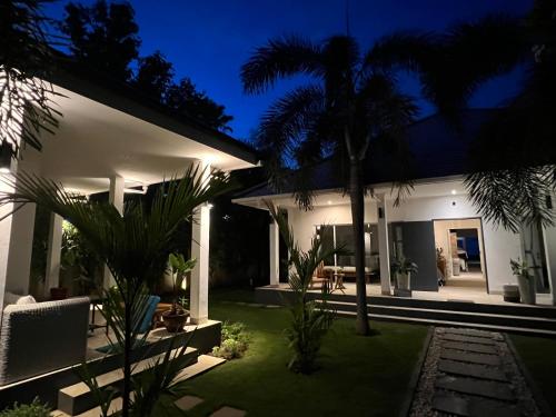 Villa Serenity Beachfront Bali in 賽里利特