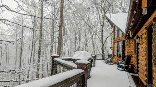 Serene Green - Fire Pit, Hot Tub, Grill, Big Deck in Maggie Valley, USA