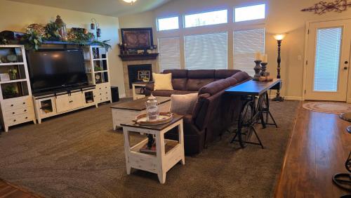 Wasatch Retreat 5 bed 3 5 bath pool table game room – khách sạn tại Layton