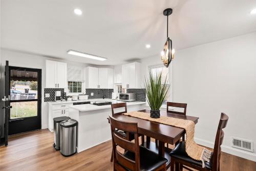 1 min to DC 8 beds sleeps 16 with yard and parking in 海厄茨維爾