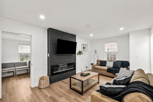 1 min to DC 8 beds sleeps 16 with yard and parking in 海厄茨維爾