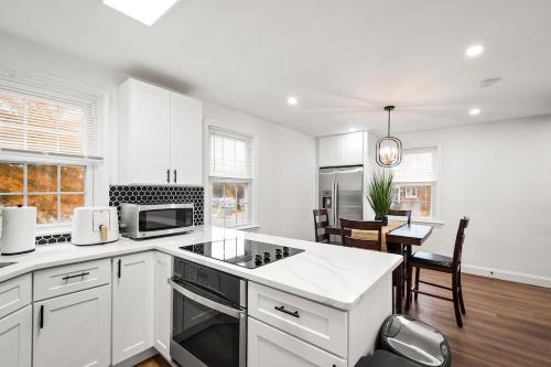 1 min to DC 8 beds sleeps 16 with yard and parking in 海厄茨維爾