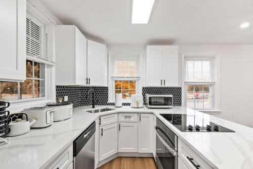 1 min to DC 8 beds sleeps 16 with yard and parking in 海厄茨維爾