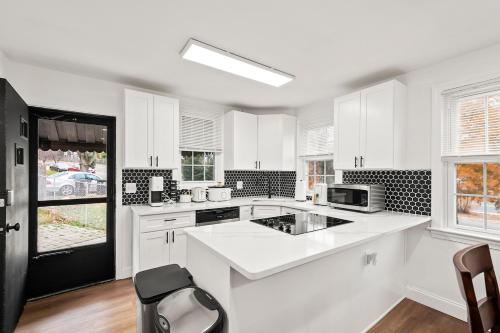 1 min to DC 8 beds sleeps 16 with yard and parking in 海厄茨維爾