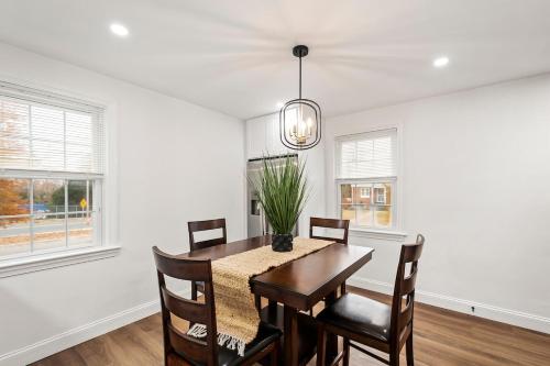 1 min to DC 8 beds sleeps 16 with yard and parking in 海厄茨維爾