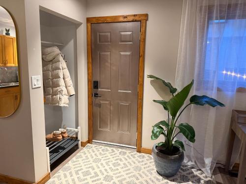 Private 2BR Forest Suite in Bragg Creek with Hot tub, pond, 17 acres of trails in Bragg Creek (AB)