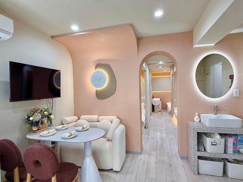 B1 Shibuya, 4 bedrooms and 1 living room 2 bathrooms 2 toilets, 7 mins to ST Max 8P 渋谷全新装修 四室一厅 交通中心 车站7分钟 最大8人 直达新宿 涉谷 表参道 品川 池袋 上野 代代木 银座 原宿