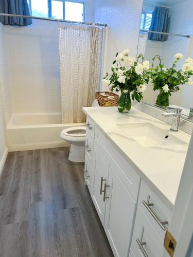 Big bedroom shared bathroom in Fontana (CA)
