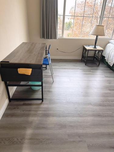 Big bedroom shared bathroom in Fontana (CA)