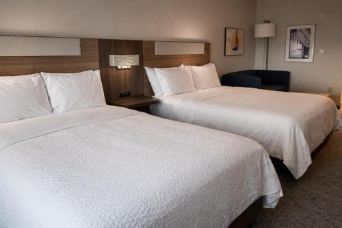 2 queen beds, 1 sofa bed
